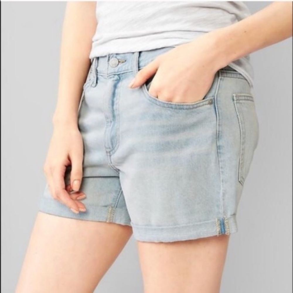 GAP Cuffed light wash denim shorts, frayed front. Size 29. Sexy boyfriend cut.